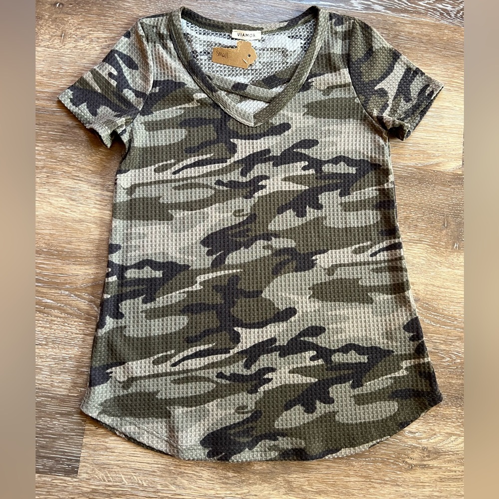 Camo waffle weave v neck top size‎ SMALL, NEW!